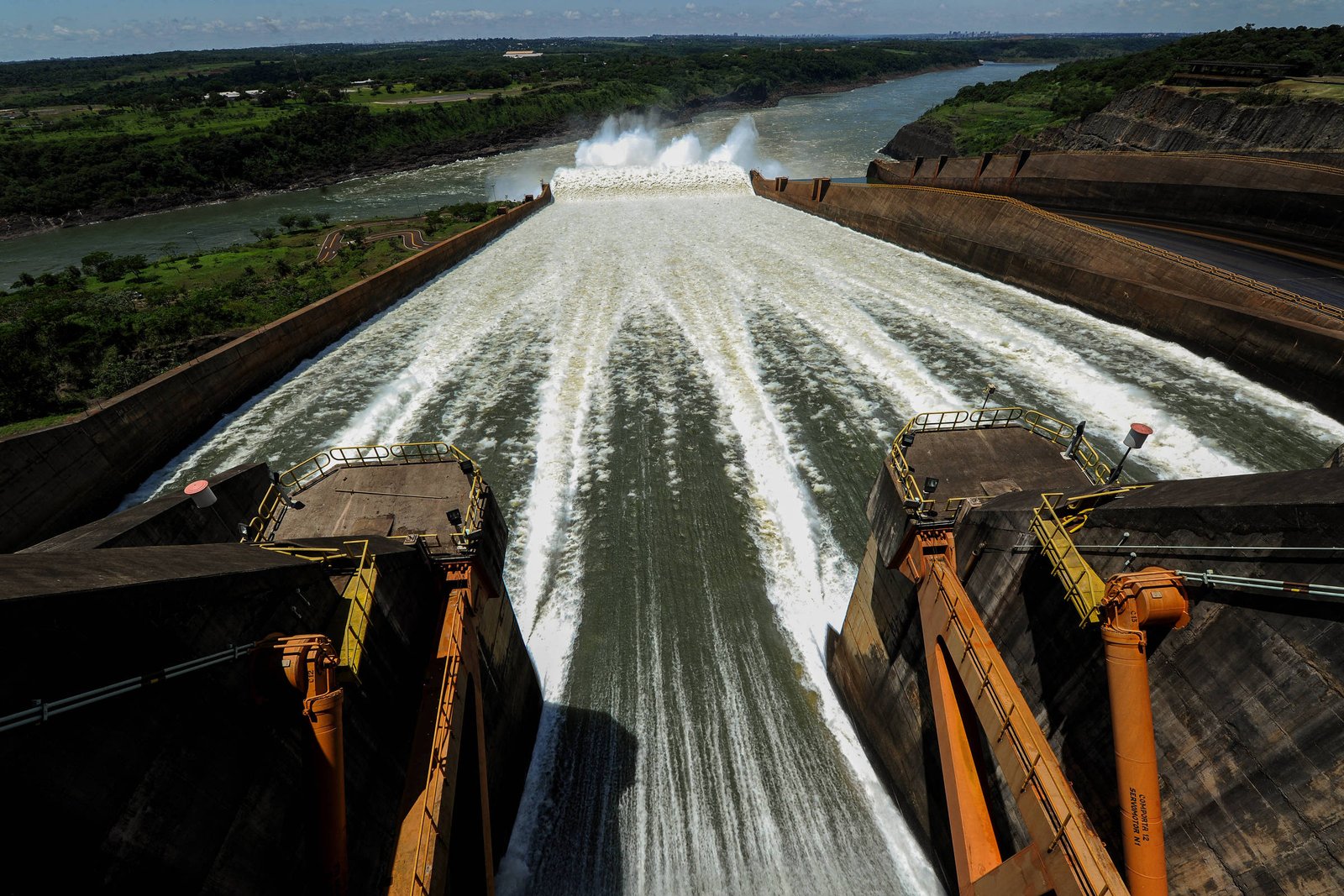 Conta de luz terá alívio em agosto com R$ 767,2 milhões de bônus de Itaipu