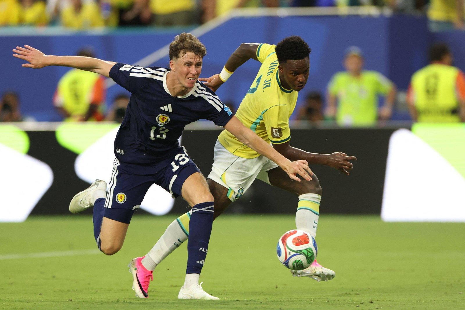 CBF formaliza reclamação à Fifa sobre intervenção do VAR em gol anulado de Vinícius Júnior