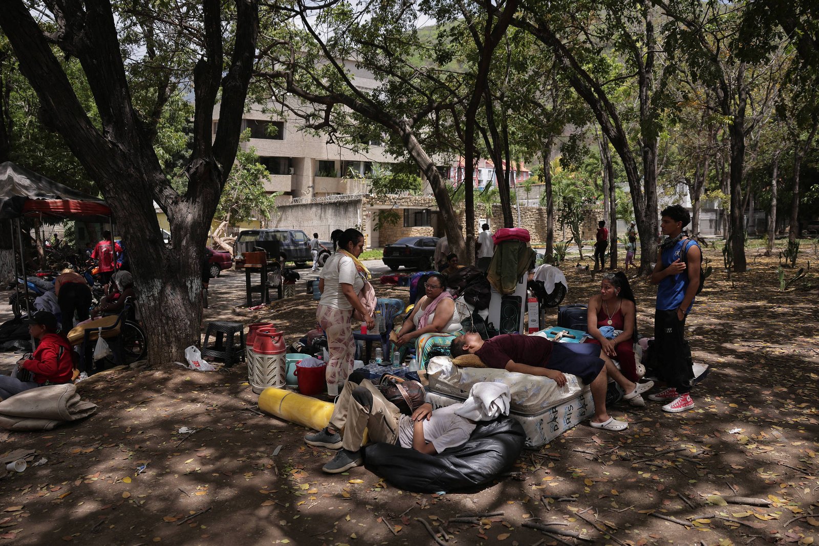 Após terremotos, venezuelanos buscam abrigo em praças e reclamam de falta de ajuda