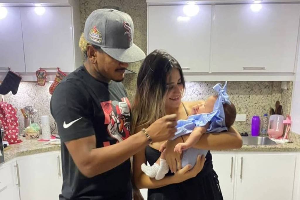 Jogador venezuelano homenageia esposa morta em terremoto: 'Você deu a sua própria vida pela nossa filha'