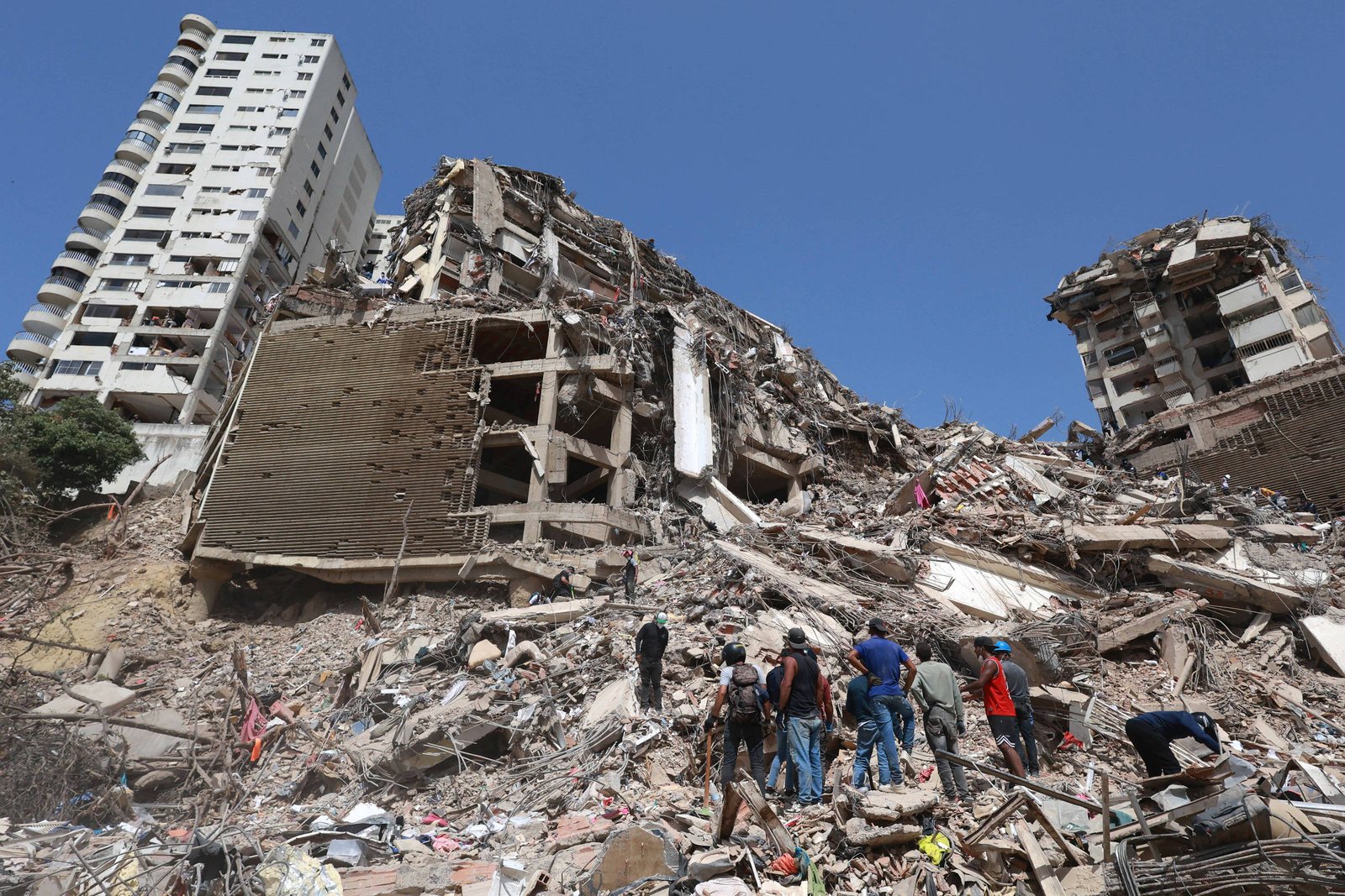 Venezuela impõe restrições em área devastada por terremoto e Delcy enfrenta vaias em Caracas