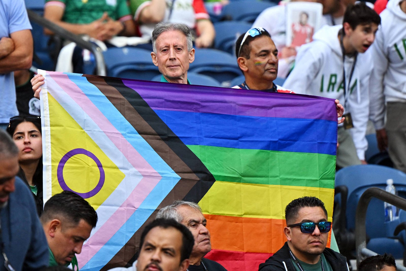 Torcedores exibem bandeiras arco-íris em jogo da Copa do Mundo entre Egito e Irã