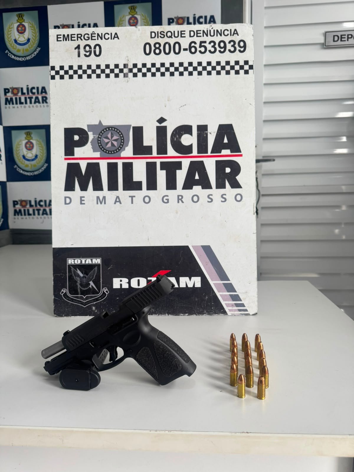 Homem é preso após disparar contra pombos e entregar pistola à polícia em Cuiabá