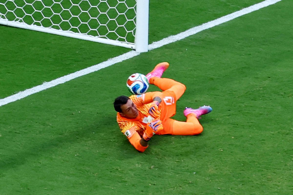 Muslera admite falhas e expressa tristeza pela eliminação do Uruguai na Copa