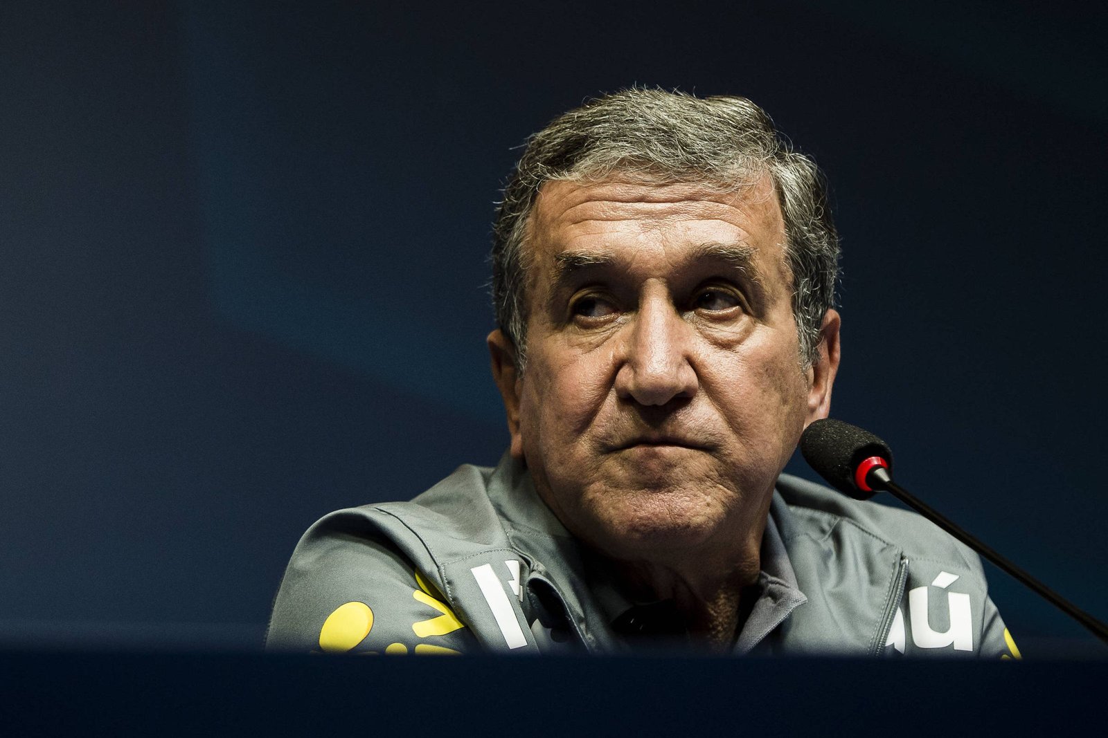 Carlos Alberto Parreira volta a respirar com auxílio de aparelhos e se prepara para cirurgia