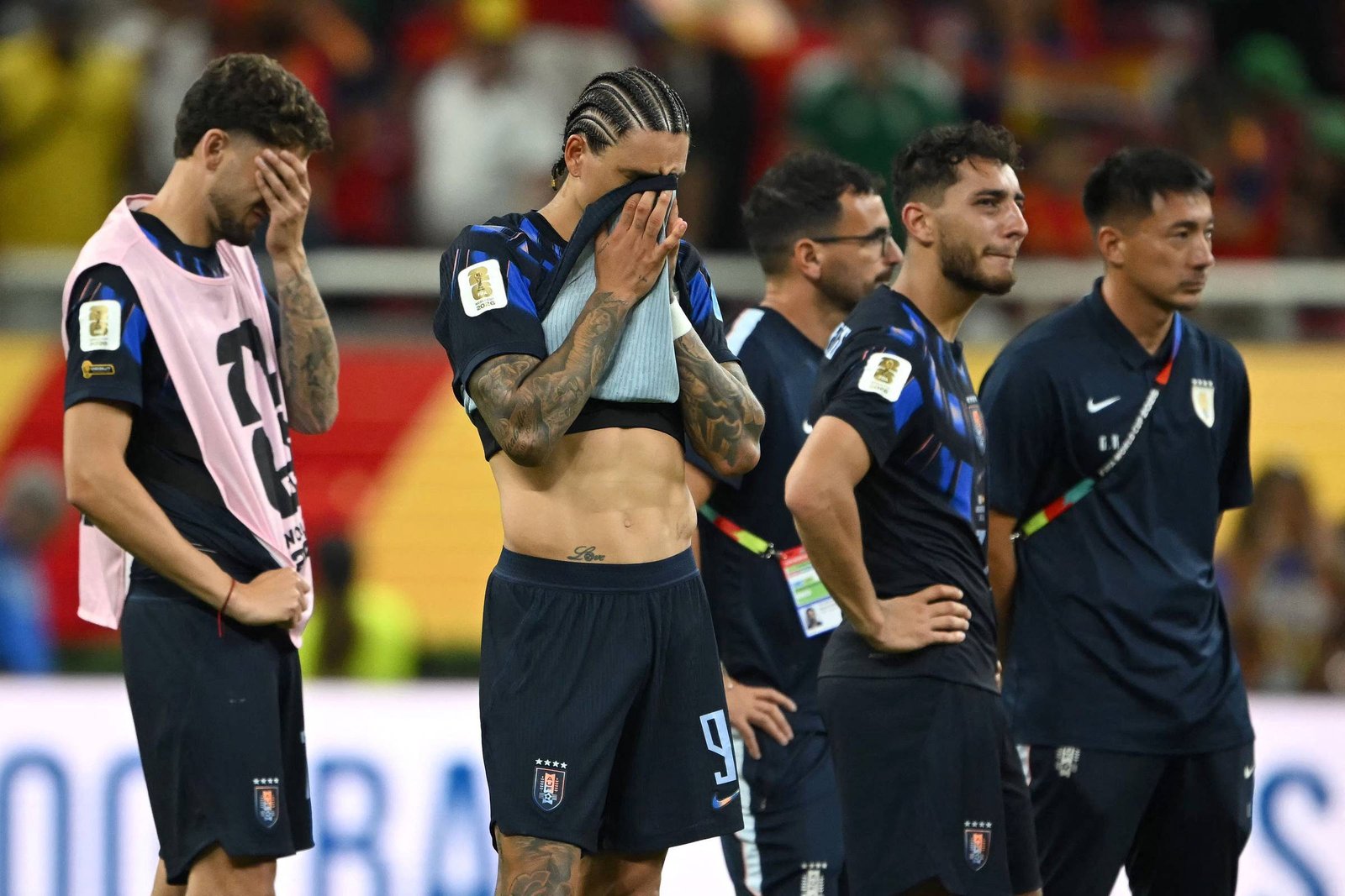 Uruguai cancela voo fretado e atletas retornam em voos comerciais após eliminação na Copa do Mundo