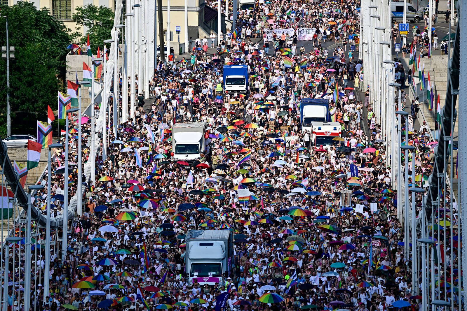 Parada LGBT+ em Budapeste reúne mais de 10 mil pessoas após saída de Orbán