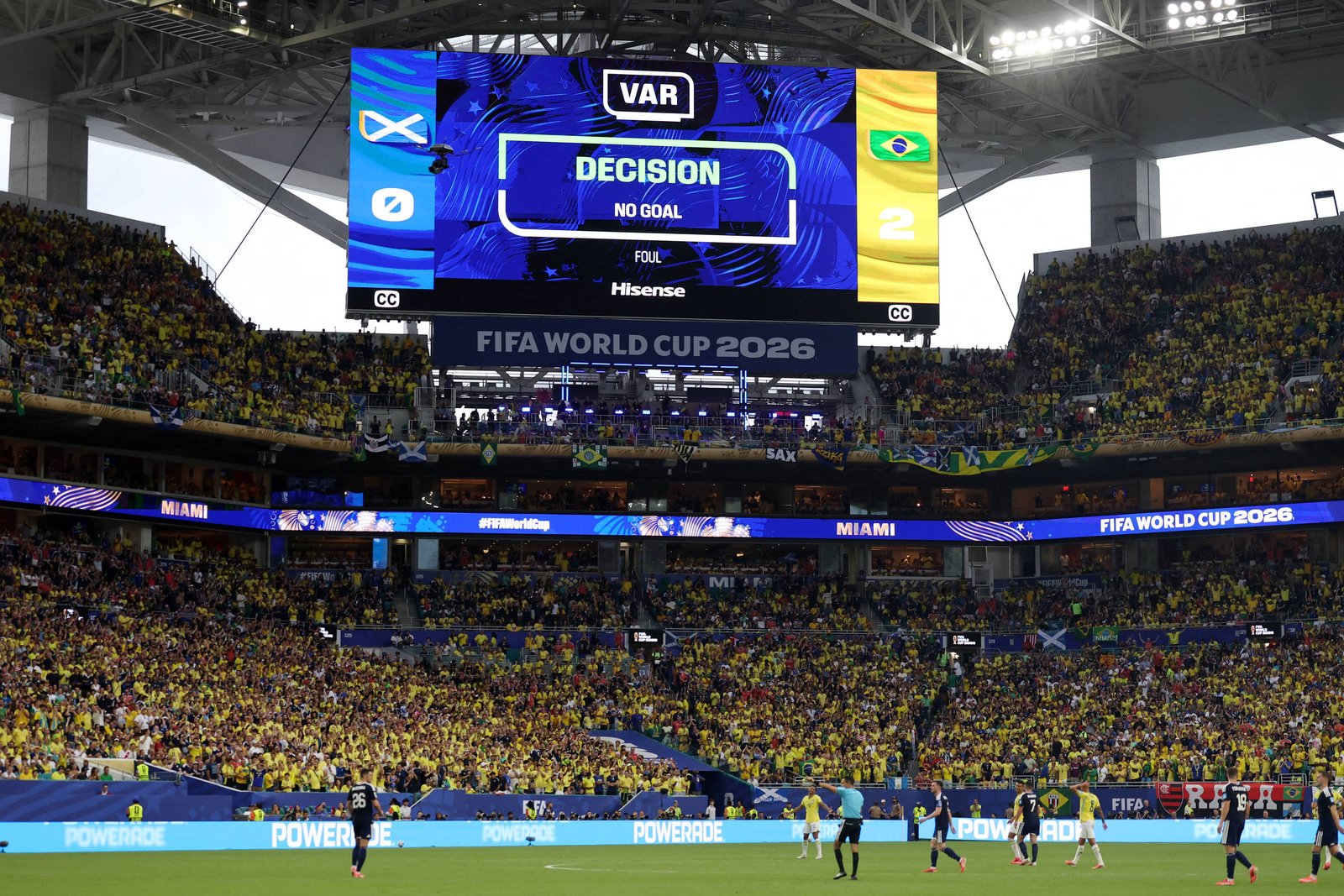 VAR se destaca na Copa e altera decisão de árbitros em 95% dos lances revisados
