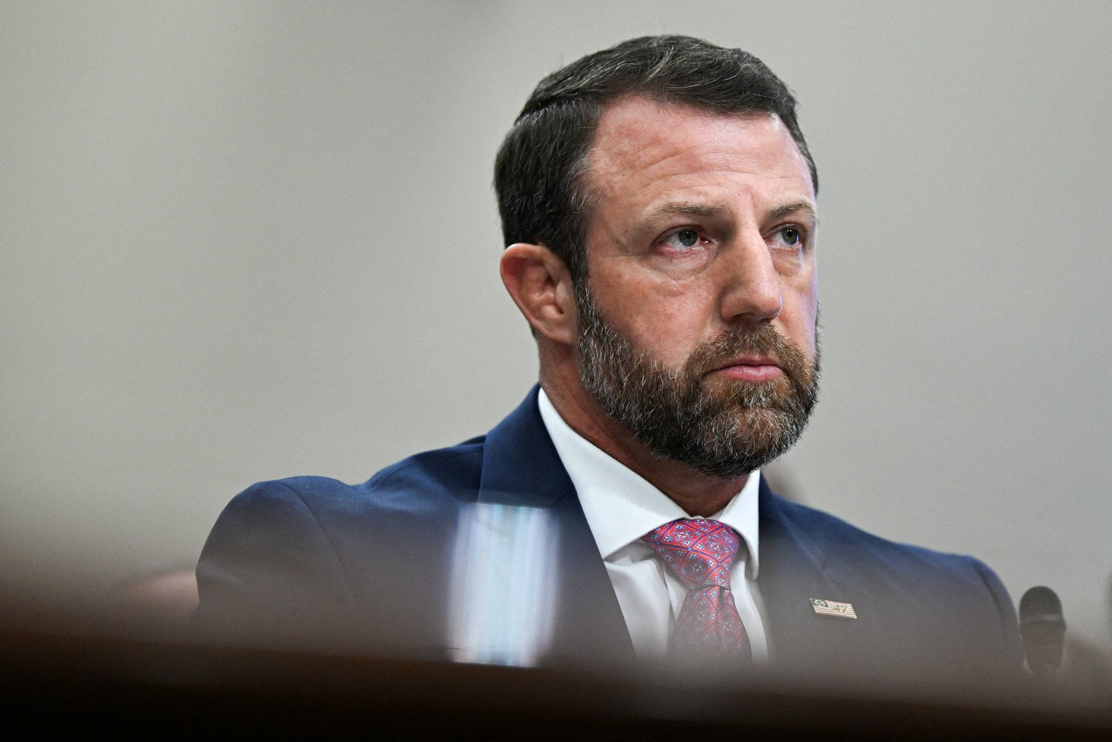 Migrantes com visto temporário nos EUA devem solicitar residência ou deixar o país, alerta secretário de Trump