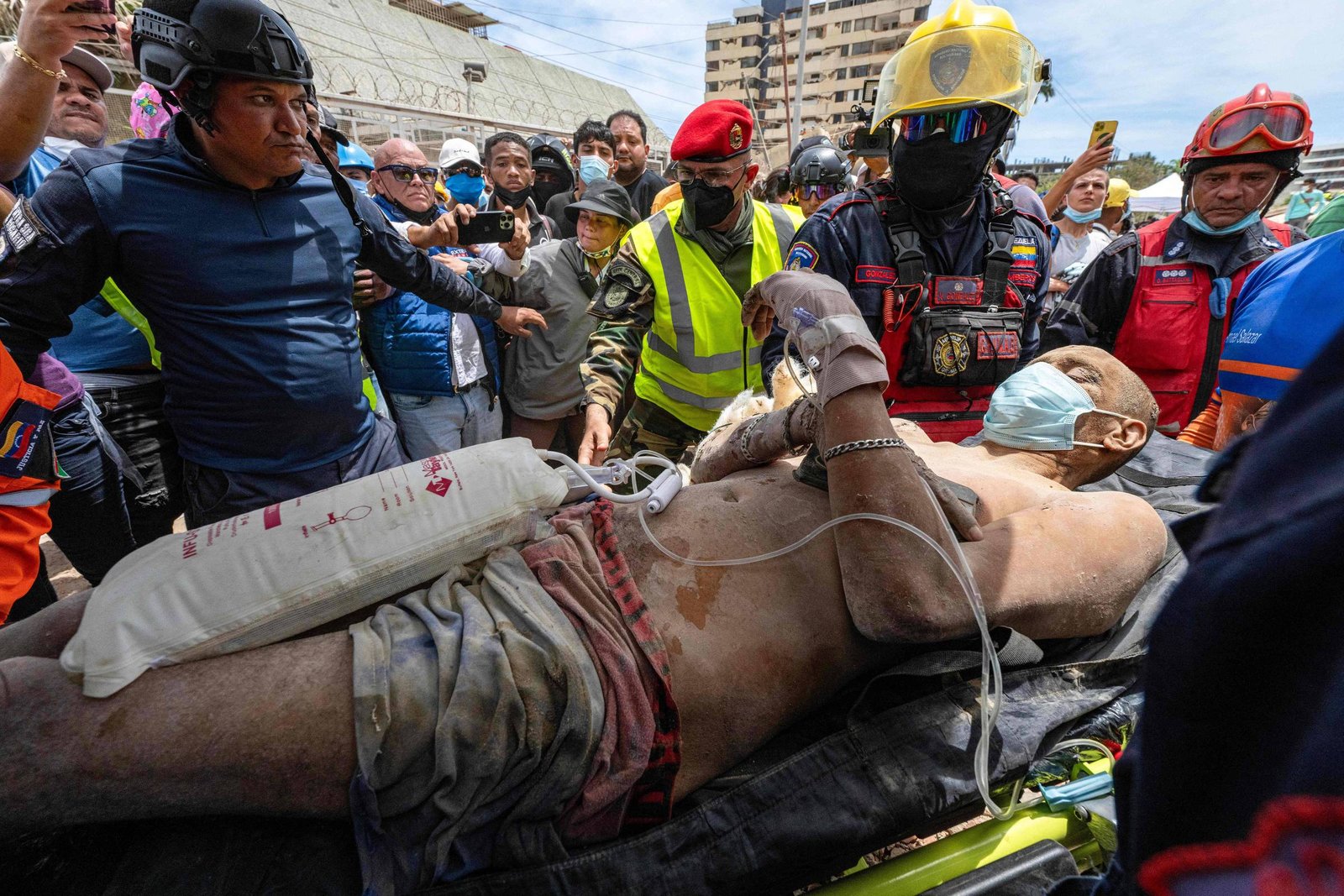 Sobrevivente é resgatado dos escombros quatro dias após terremoto na Venezuela