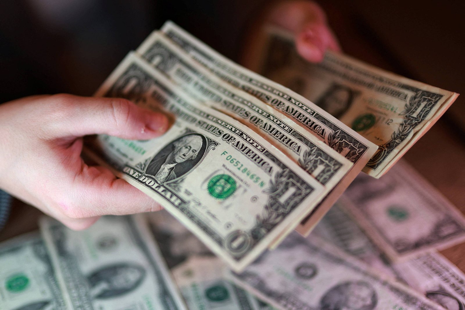 Dólar abre em leve queda nesta segunda-feira após suspensão de hostilidades no Oriente Médio