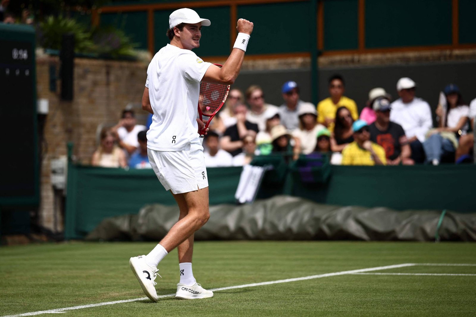 João Fonseca estreia com vitória em Wimbledon e avança na competição