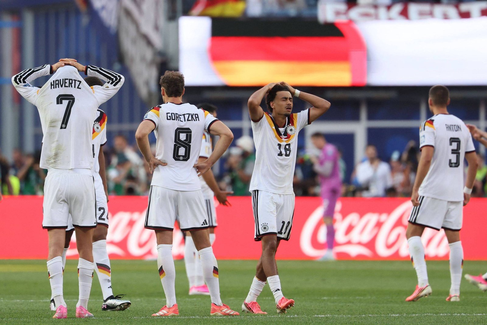 Brasileiros comemoram eliminação da Alemanha na Copa do Mundo