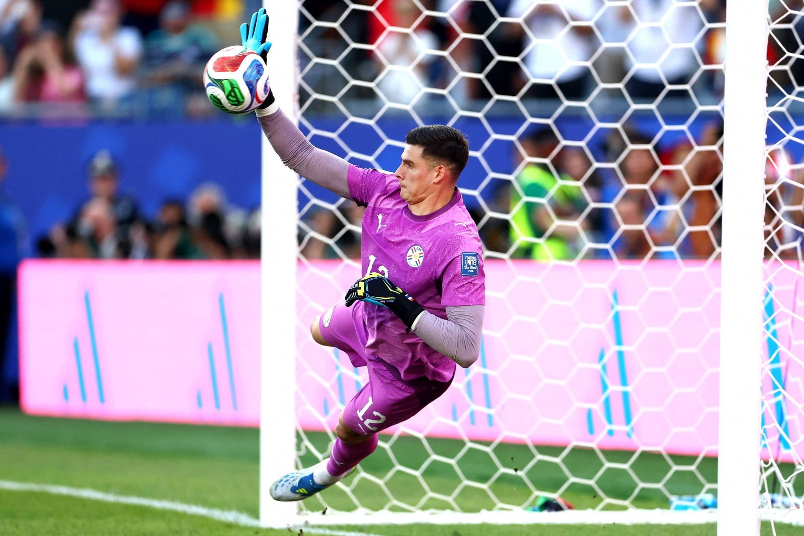 Goleiro Gill brilha e classifica Paraguai ao defender pênaltis da Alemanha