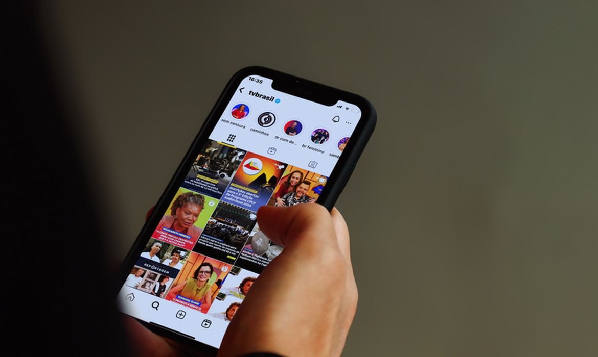 Redes sociais promovem polarização e isolamento entre jovens brasileiros