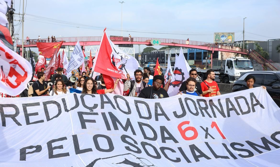 Manifestação no Rio marca dia nacional pela redução da jornada de trabalho e fim da escala 6x1