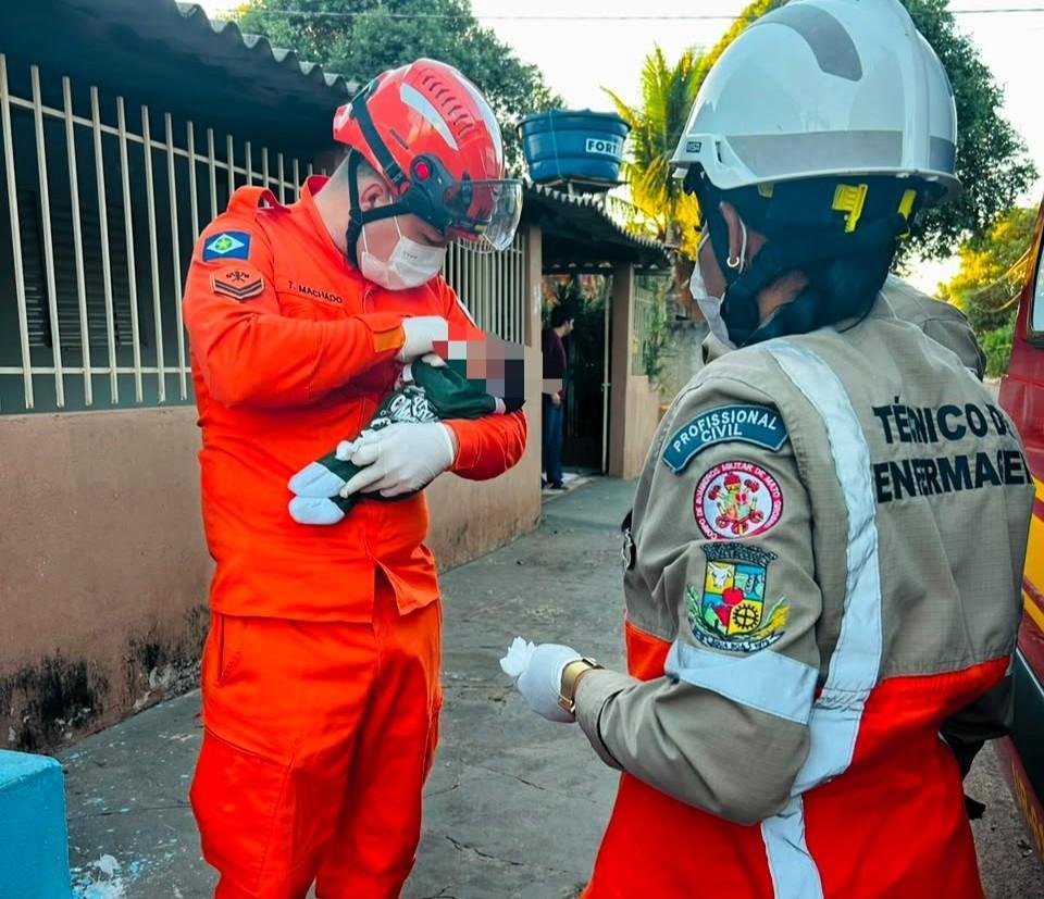 Bombeiros salvam recém-nascido engasgado com leite materno em Água Boa