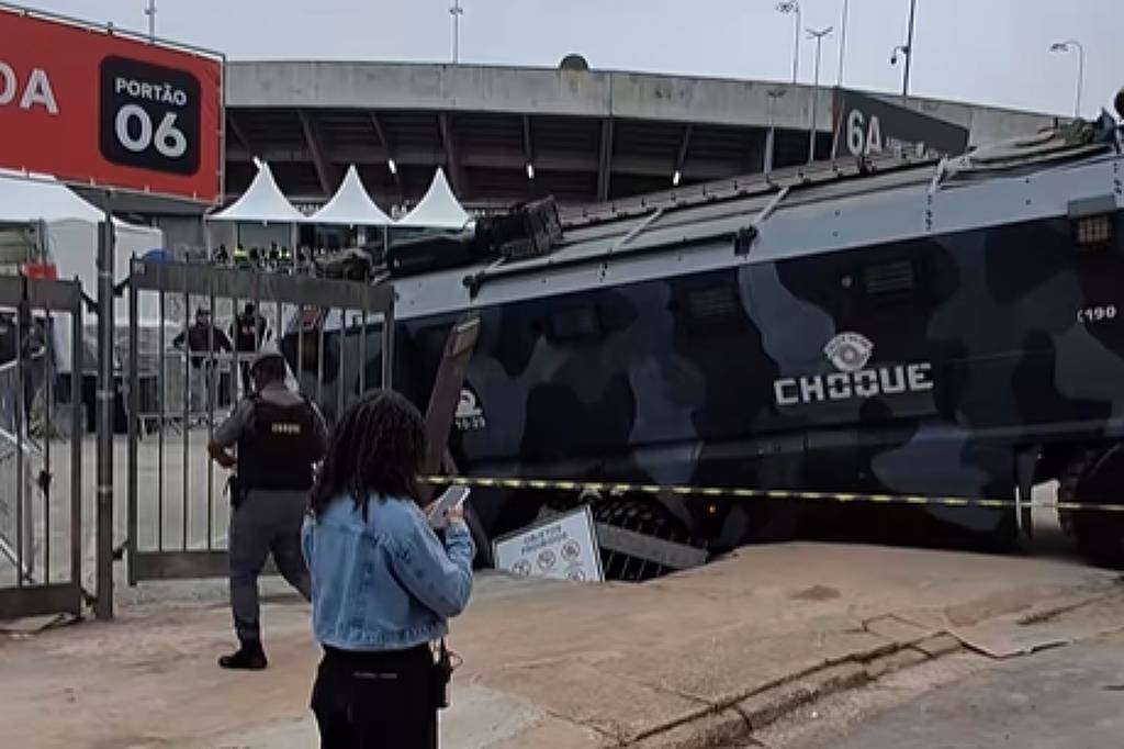 Afundamento na entrada do Morumbi causa incidente com caminhão da Tropa de Choque