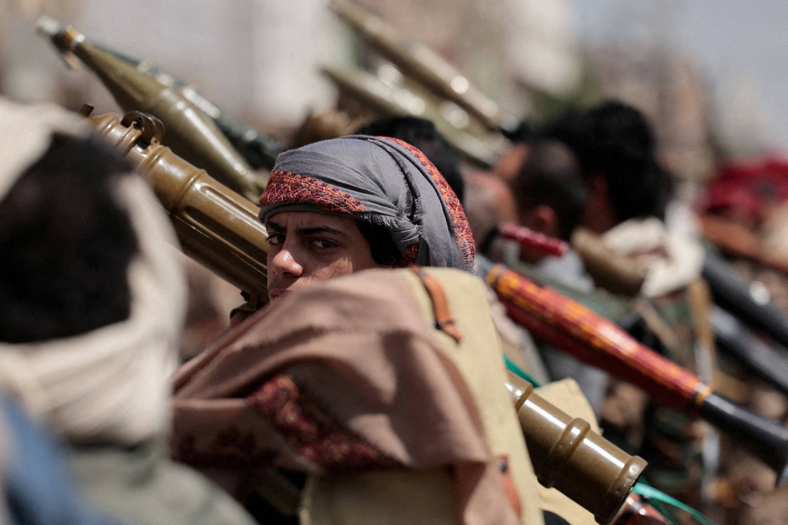 Arábia Saudita intensifica bombardeios contra houthis no Iêmen após ataques a navios