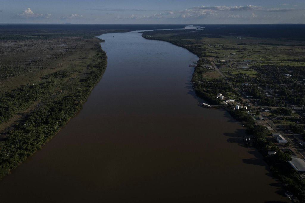 Cabos de fibra óptica sob rios da Amazônia prometem melhorar internet no Norte