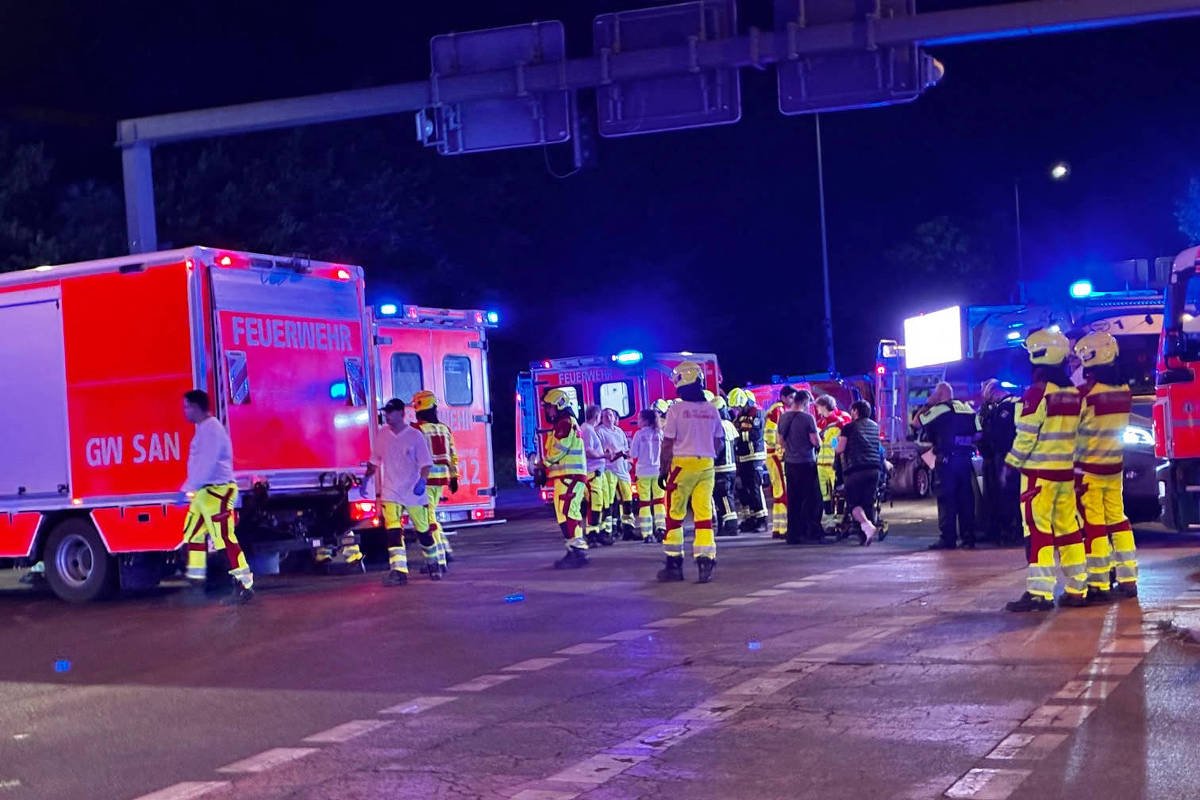 Carro avança contra multidão durante parada LGBT+ em Berlim e deixa um morto