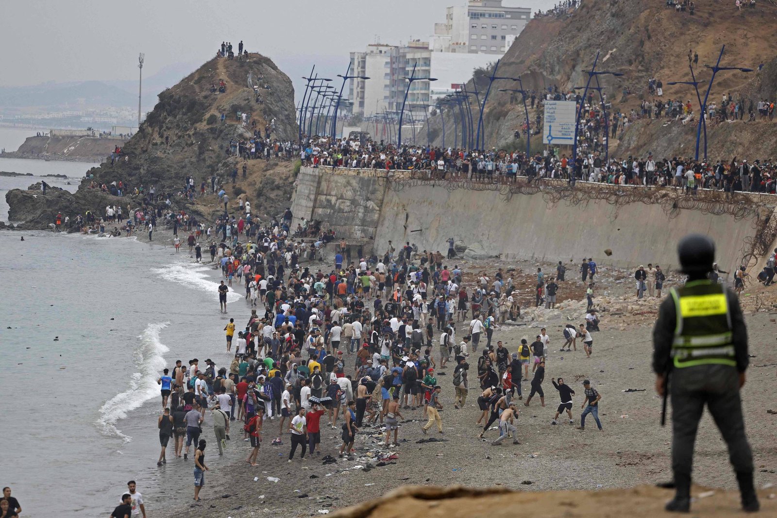 Cerca de 60 mil imigrantes do Marrocos entram em Ceuta e Espanha intensifica segurança na fronteira