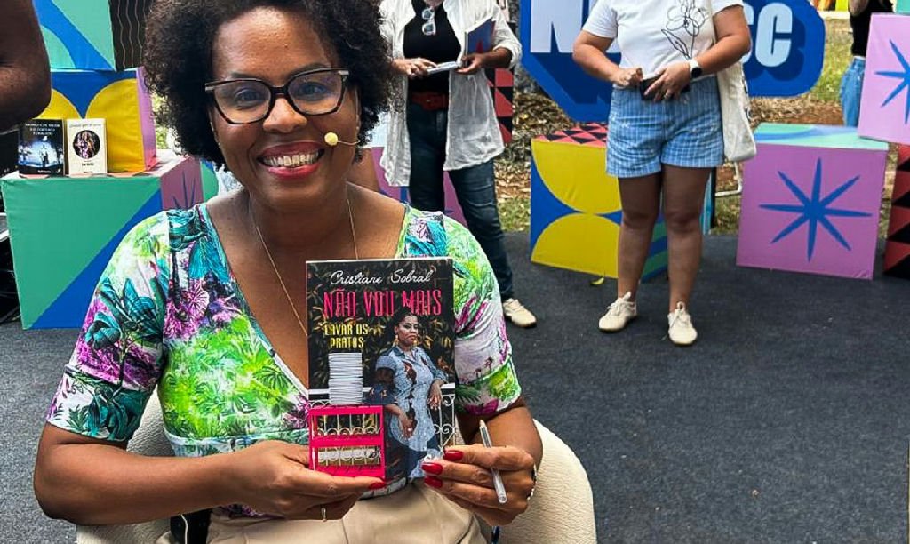 Cristiane Sobral celebra a literatura negra no programa Viva Maria