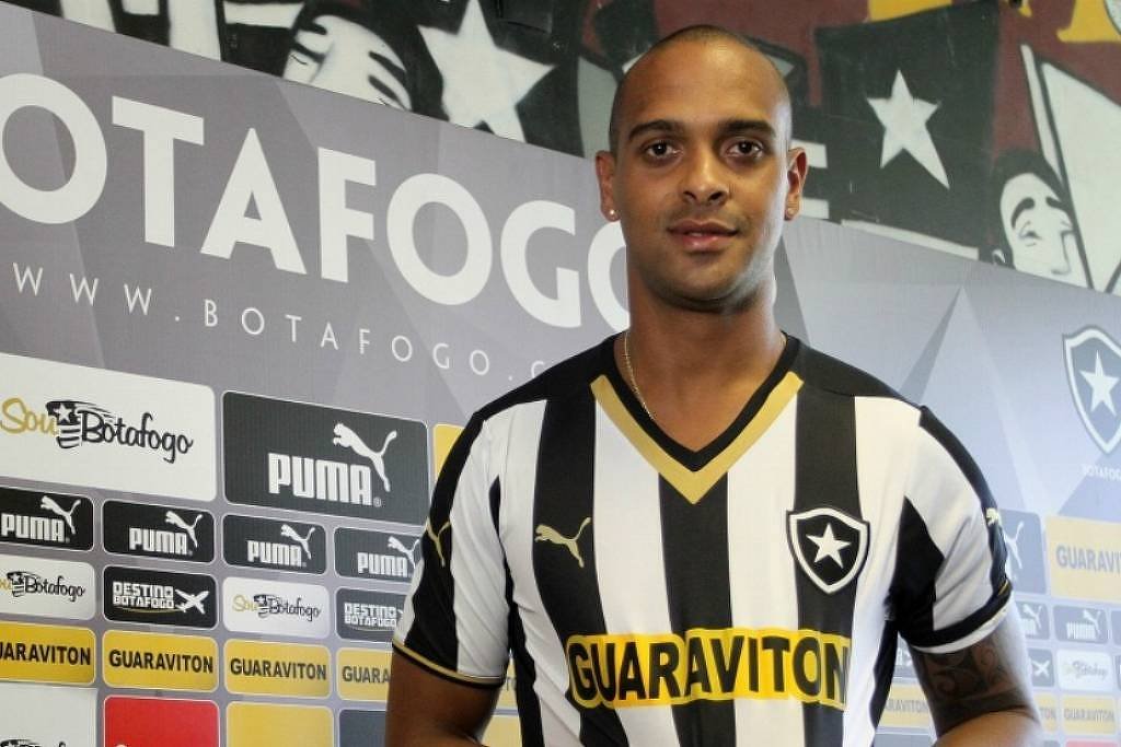 Desabamento de muro no Rio deixa ex-jogador do Botafogo como vítima