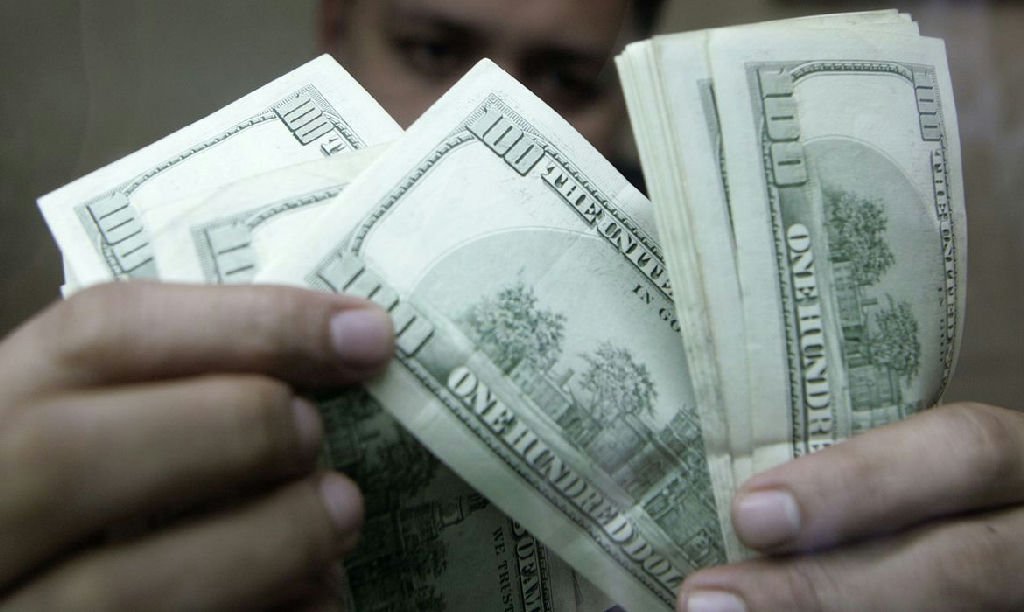 Dólar encerra o mês com leve alta, mas acumula queda de 1,82% em julho