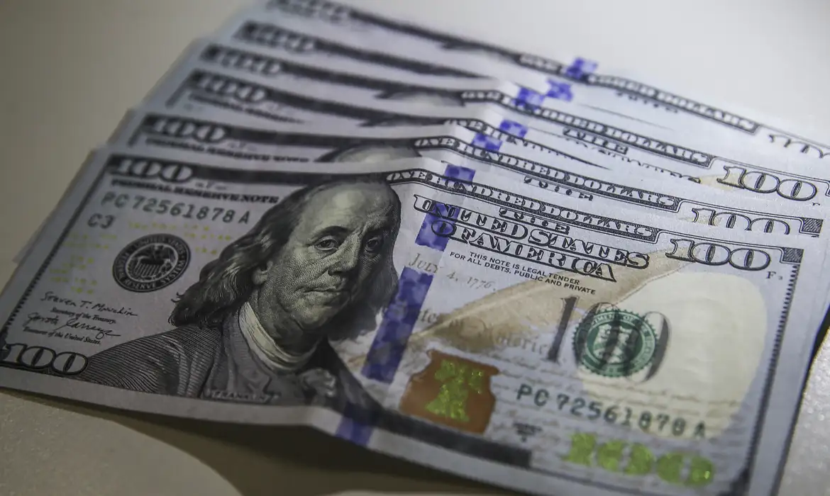 Dólar se mantém em R$ 5,08, mas registra queda de 0,58% na semana