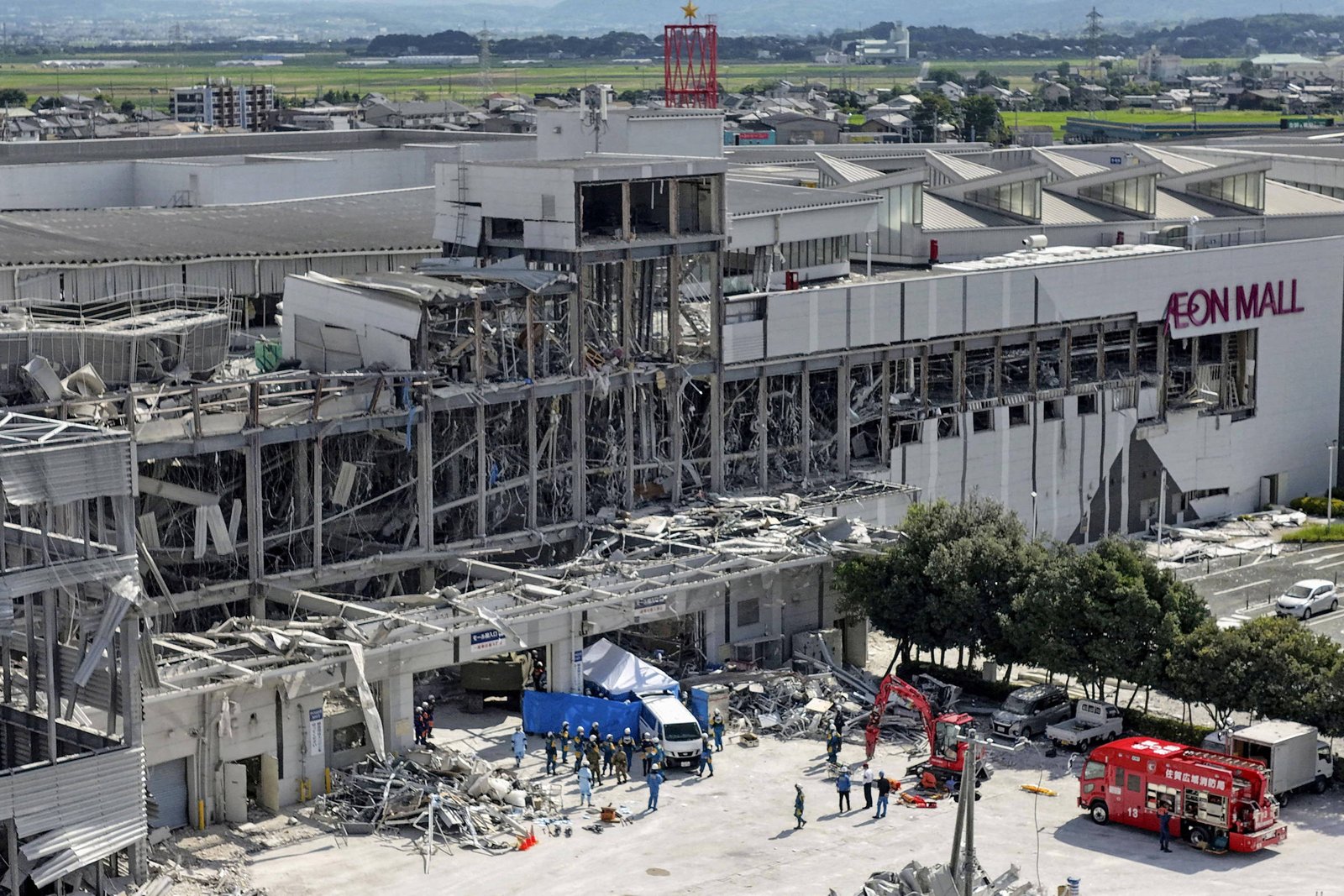 Equipes de resgate finalizam buscas em shopping destruído por terremoto no Japão