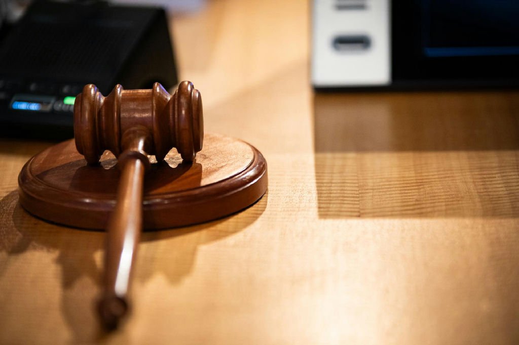 Ex-juiz é denunciado por emprestar celular a detentos em Rondônia