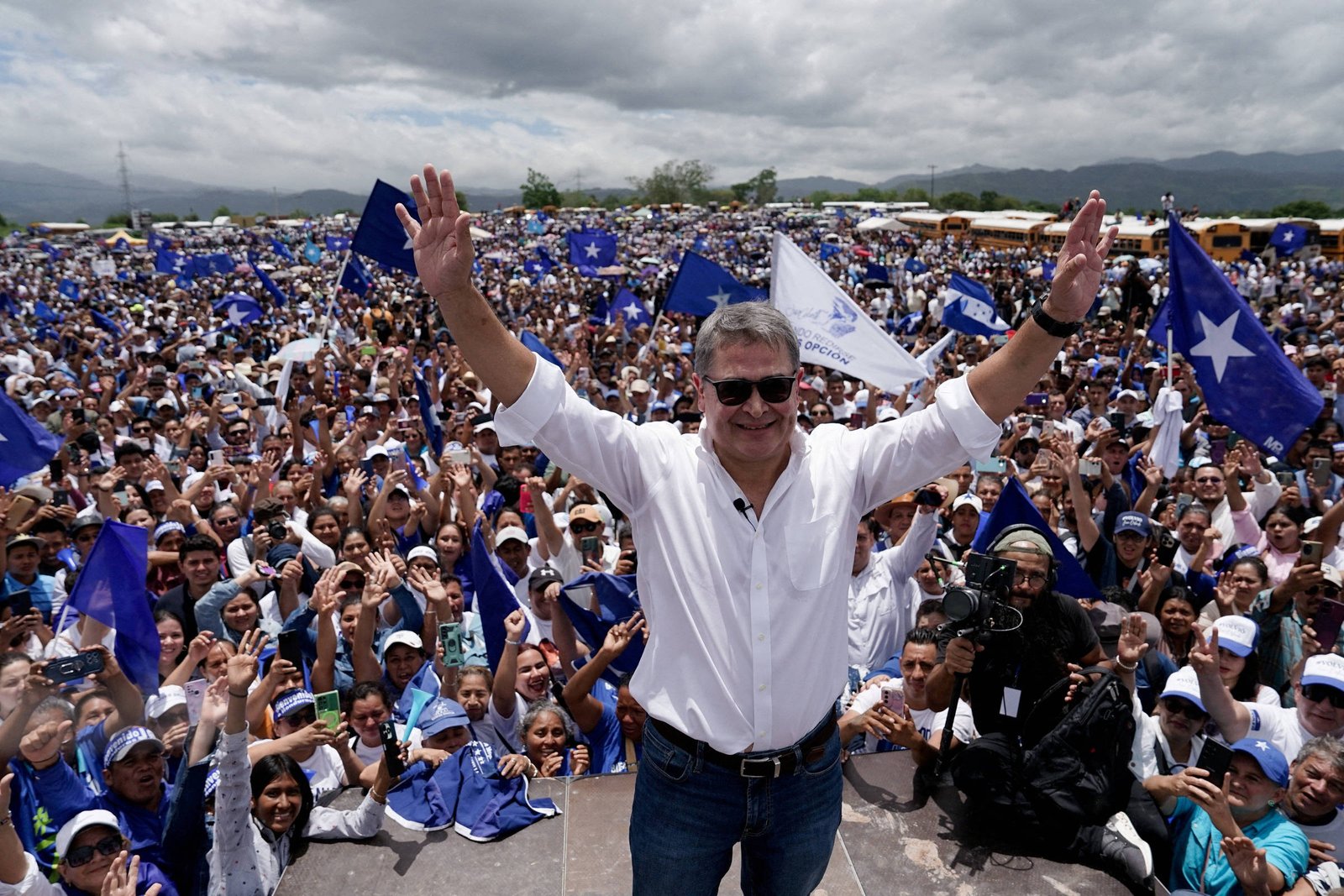 Ex-presidente de Honduras retorna ao país após indulto de Trump
