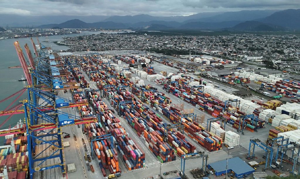 Exportações brasileiras alcançam recorde histórico e déficit das contas externas diminui em junho