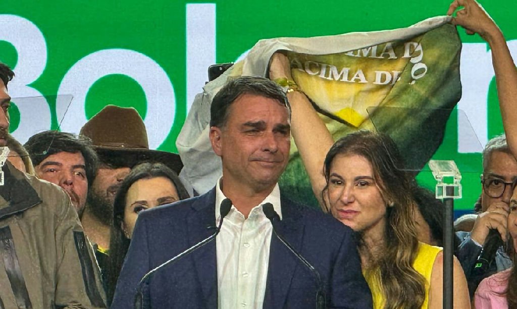 Flávio Bolsonaro é oficialmente candidato à Presidência pelo PL