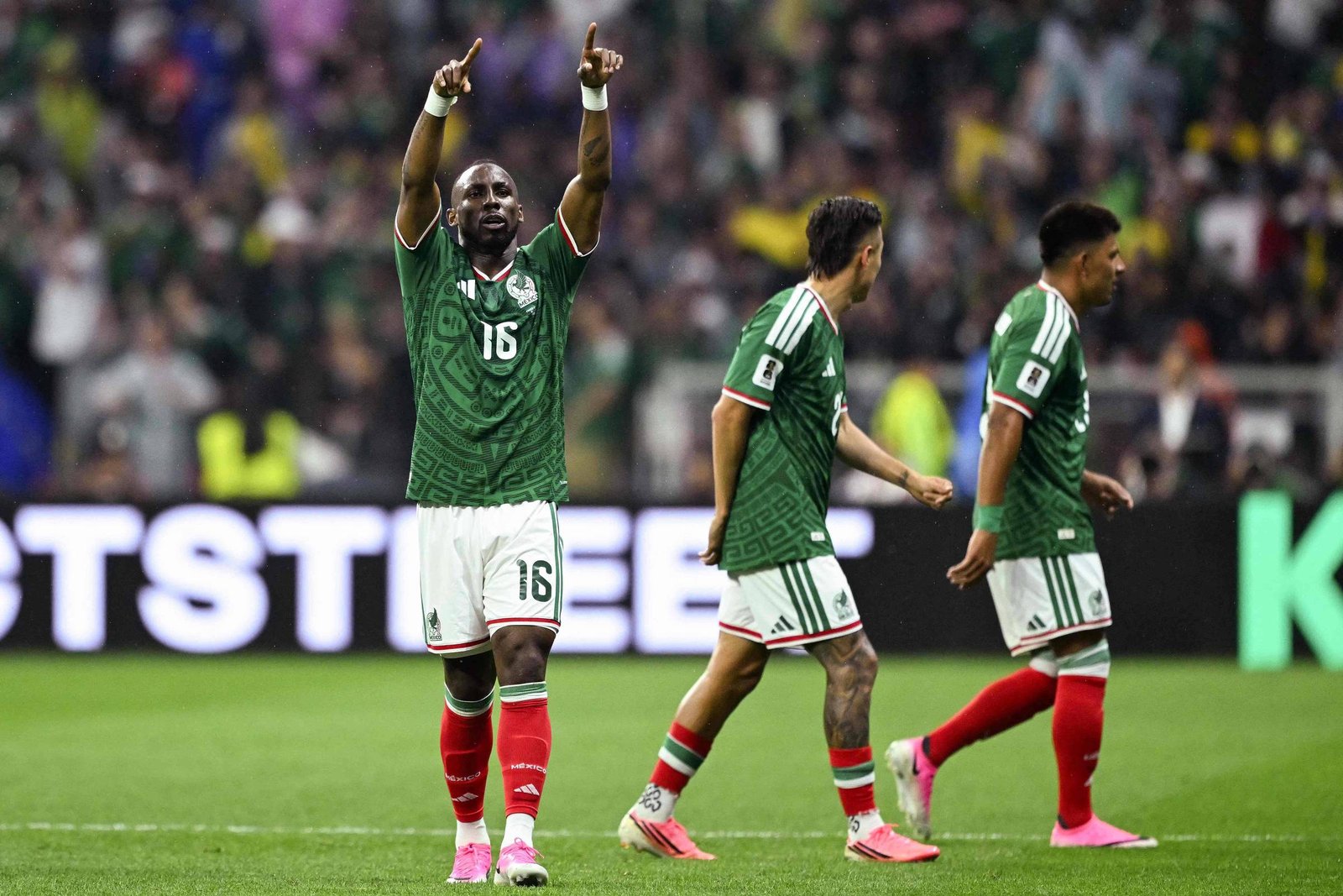 México avança sem dificuldades ao vencer Equador na Copa do Mundo
