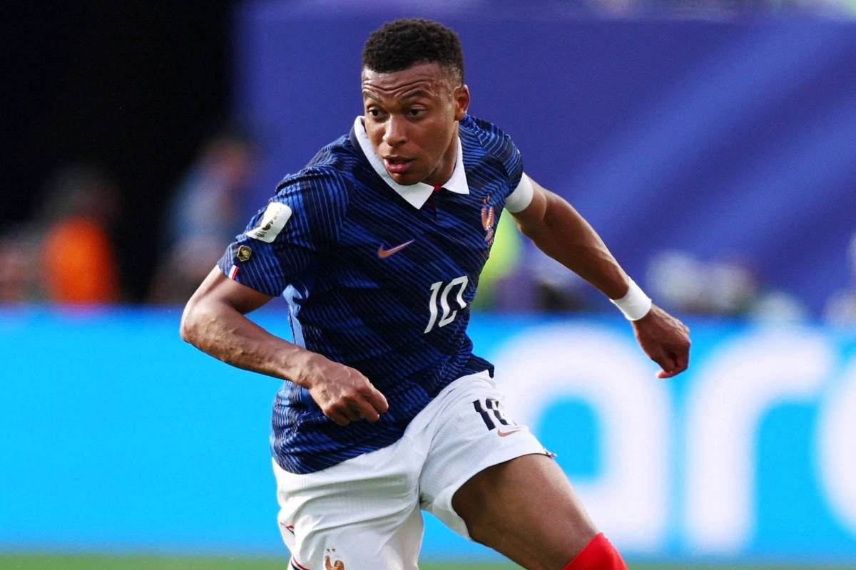 Mbappé se torna o maior artilheiro em jogos eliminatórios de Copa com dois gols na Suécia