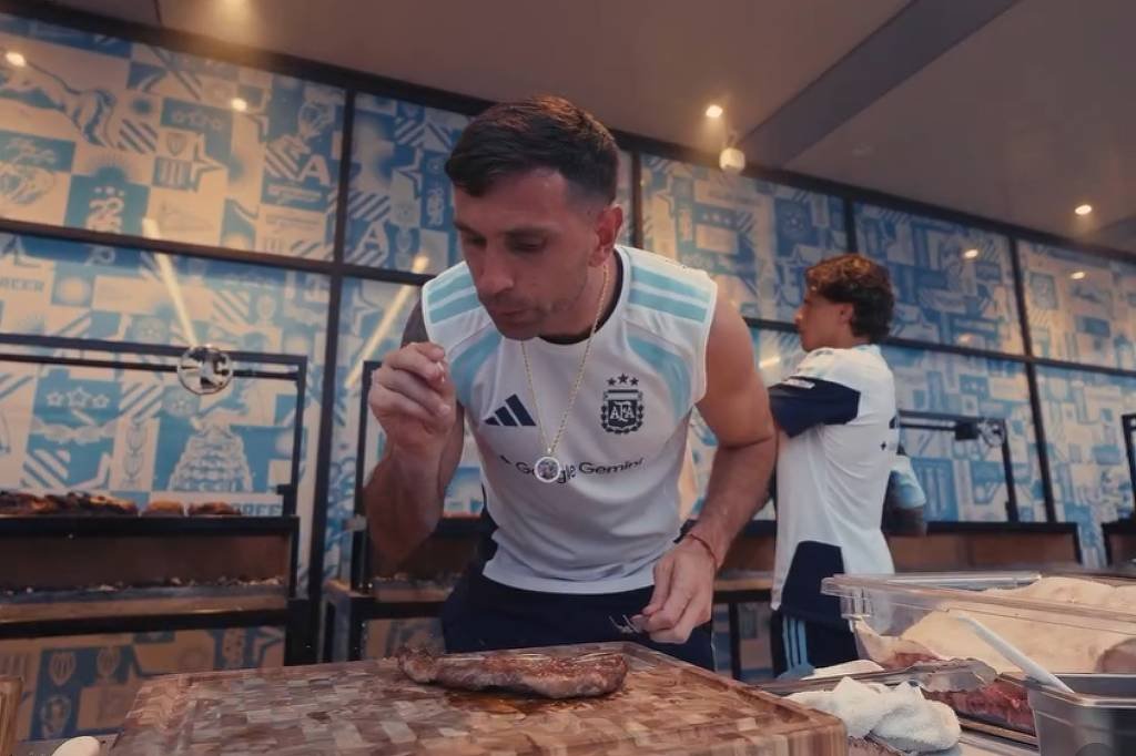 Seleção da Argentina celebra vitórias na Copa com tradicionais churrascos
