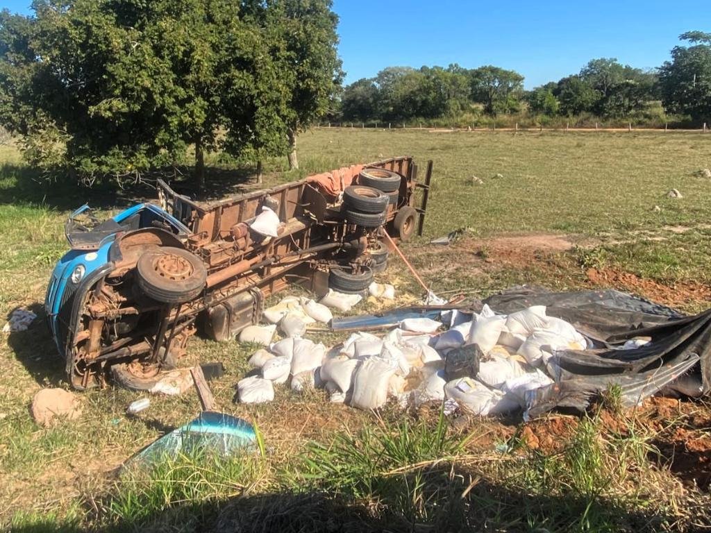 Caminhão tomba em Cáceres e Corpo de Bombeiros resgata motorista ferido