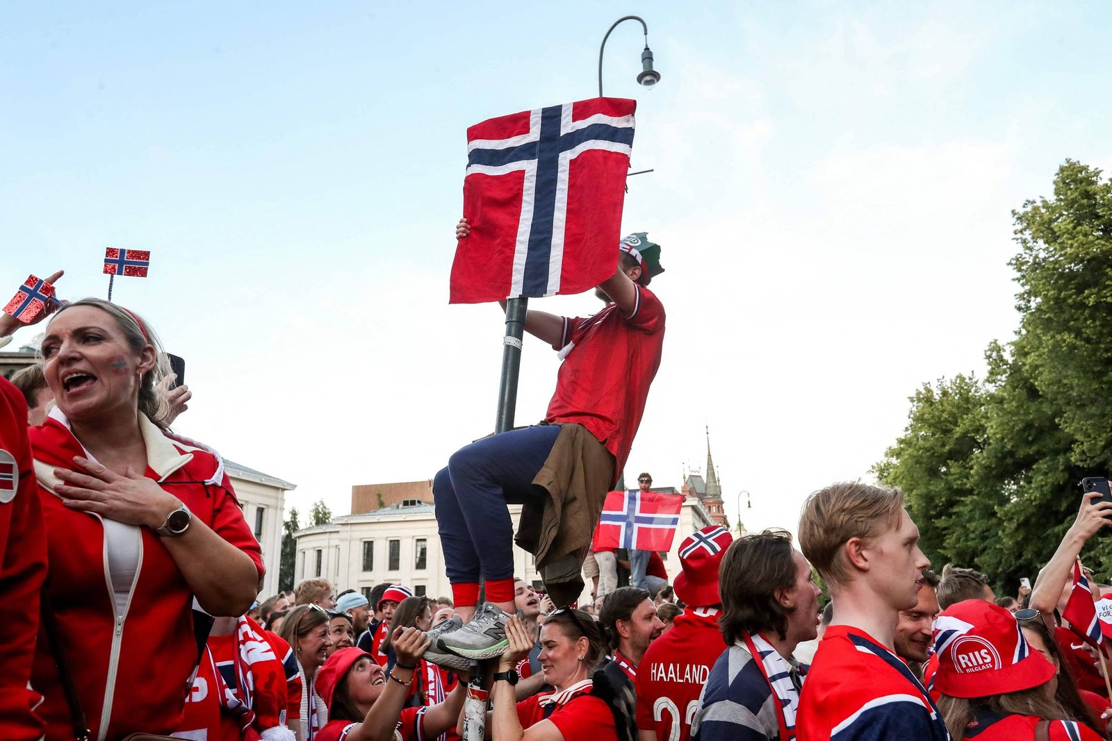 Noruegueses celebram vitória na Copa com festa que causa danos em Oslo