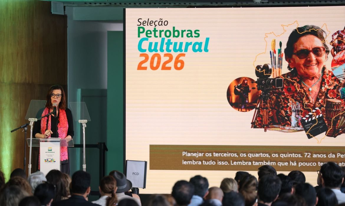 Gasolina deve seguir tendência de queda nos preços internacionais, afirma presidente da Petrobras
