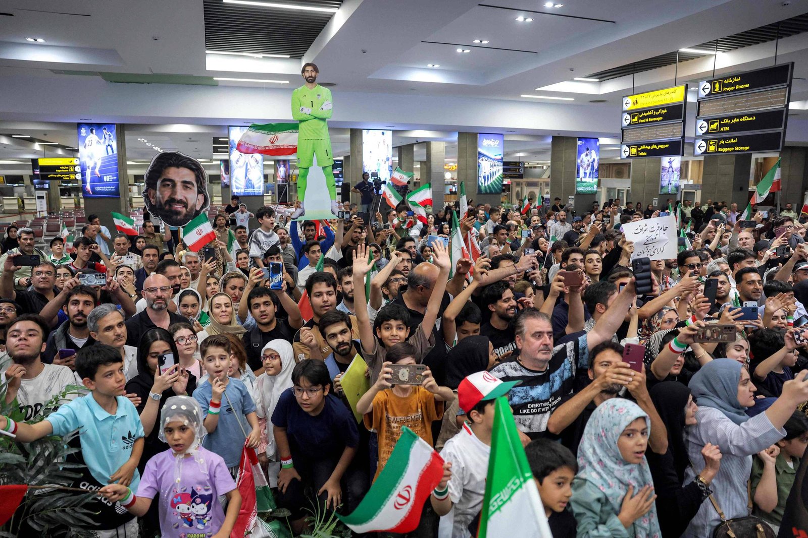 Seleção iraniana é recebida com festa ao retornar a Teerã após a Copa