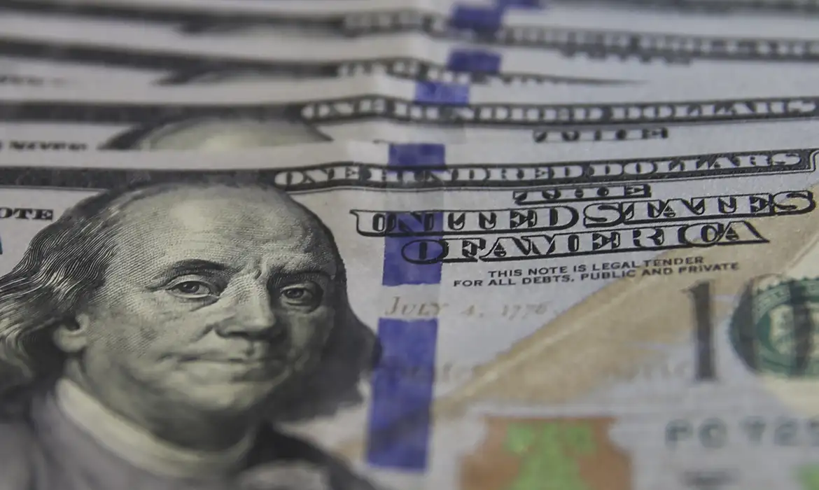Dólar ultrapassa R$ 5,20 e bolsa de valores registra queda com expectativa de juros nos EUA