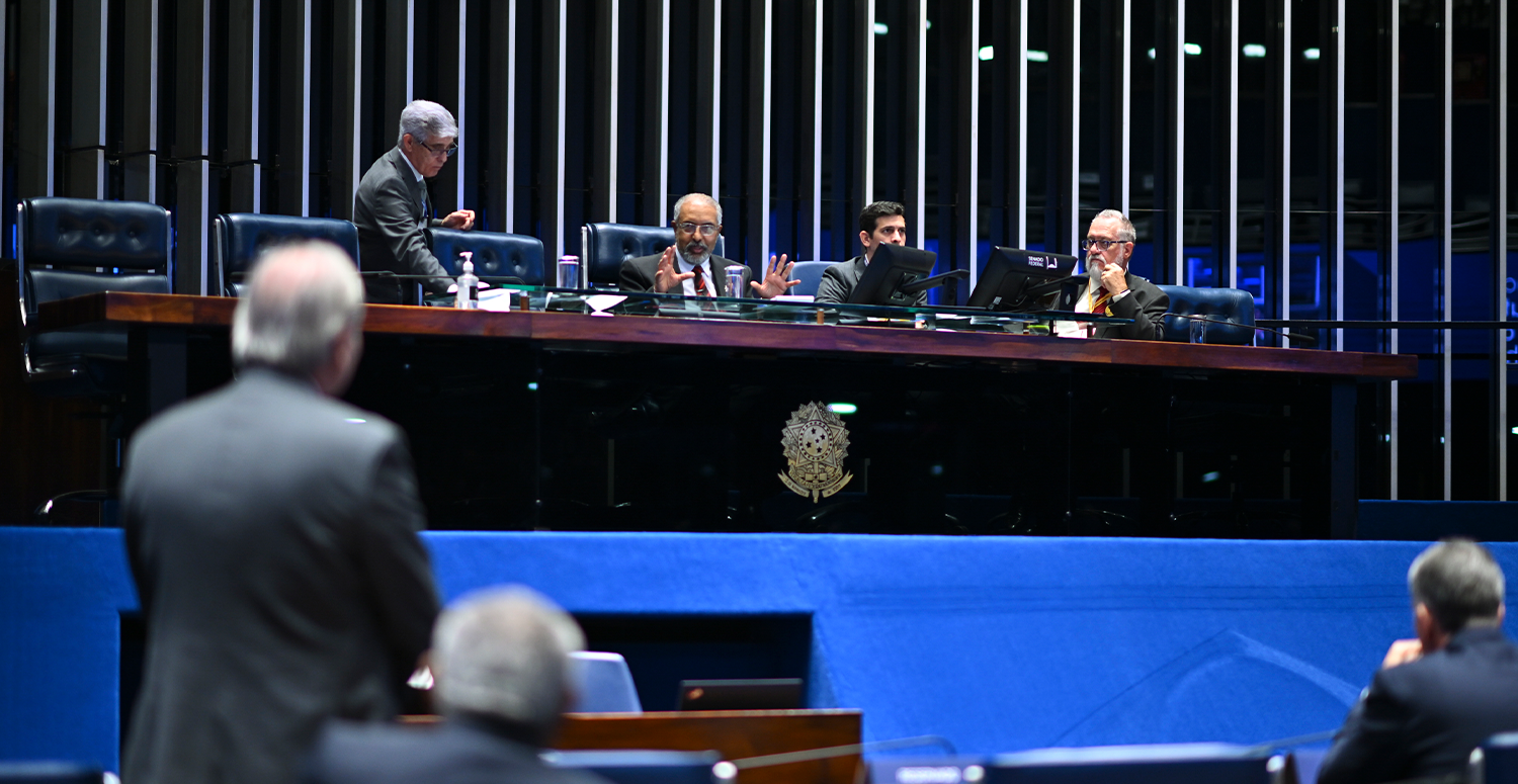 Senado aprova projeto que permite a servidores federais atuarem como MEI