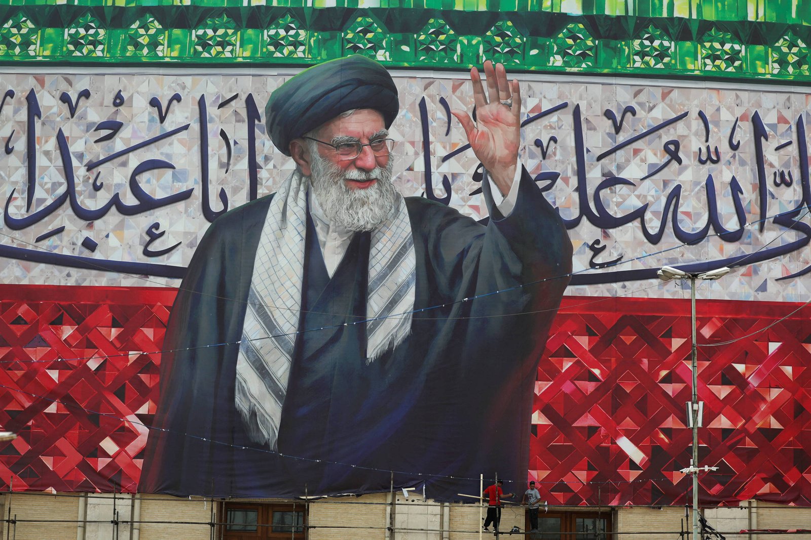 Irã organiza funeral histórico para Ali Khamenei quatro meses após sua morte