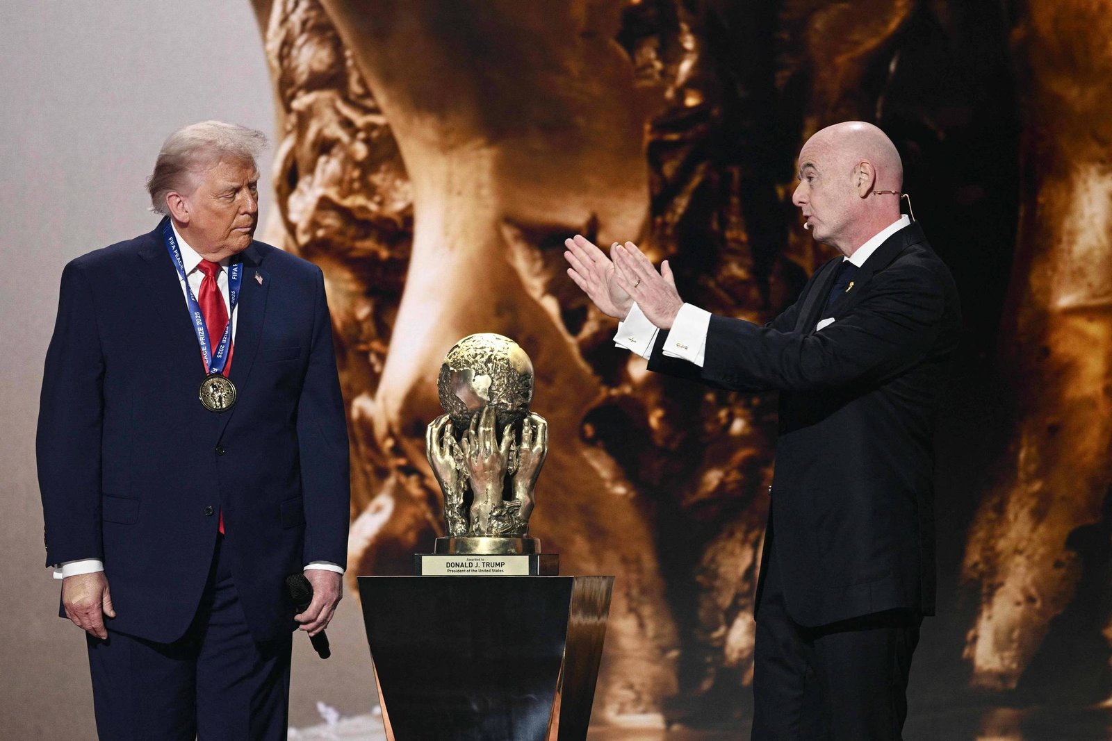 Parlamentares europeus pedem investigação sobre prêmio da Fifa concedido a Trump