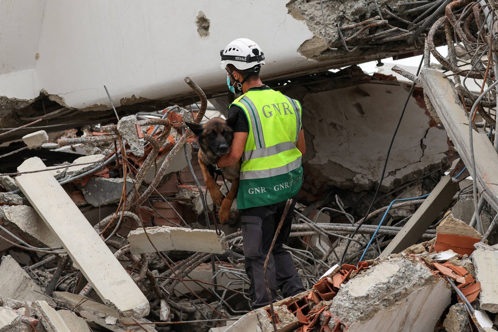 Escassez de diesel atrapalha resgates após terremoto na Venezuela