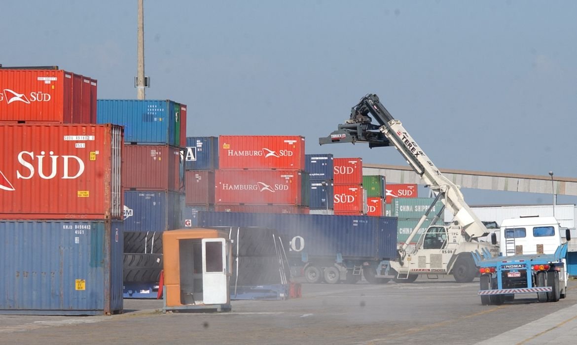 Exportações brasileiras para os EUA crescem após tarifa de Trump