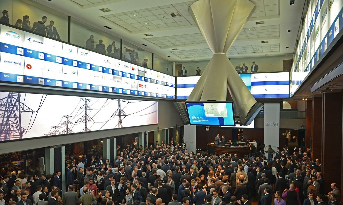 Ibovespa supera 174 mil pontos com expectativa de corte na Selic e dólar em queda