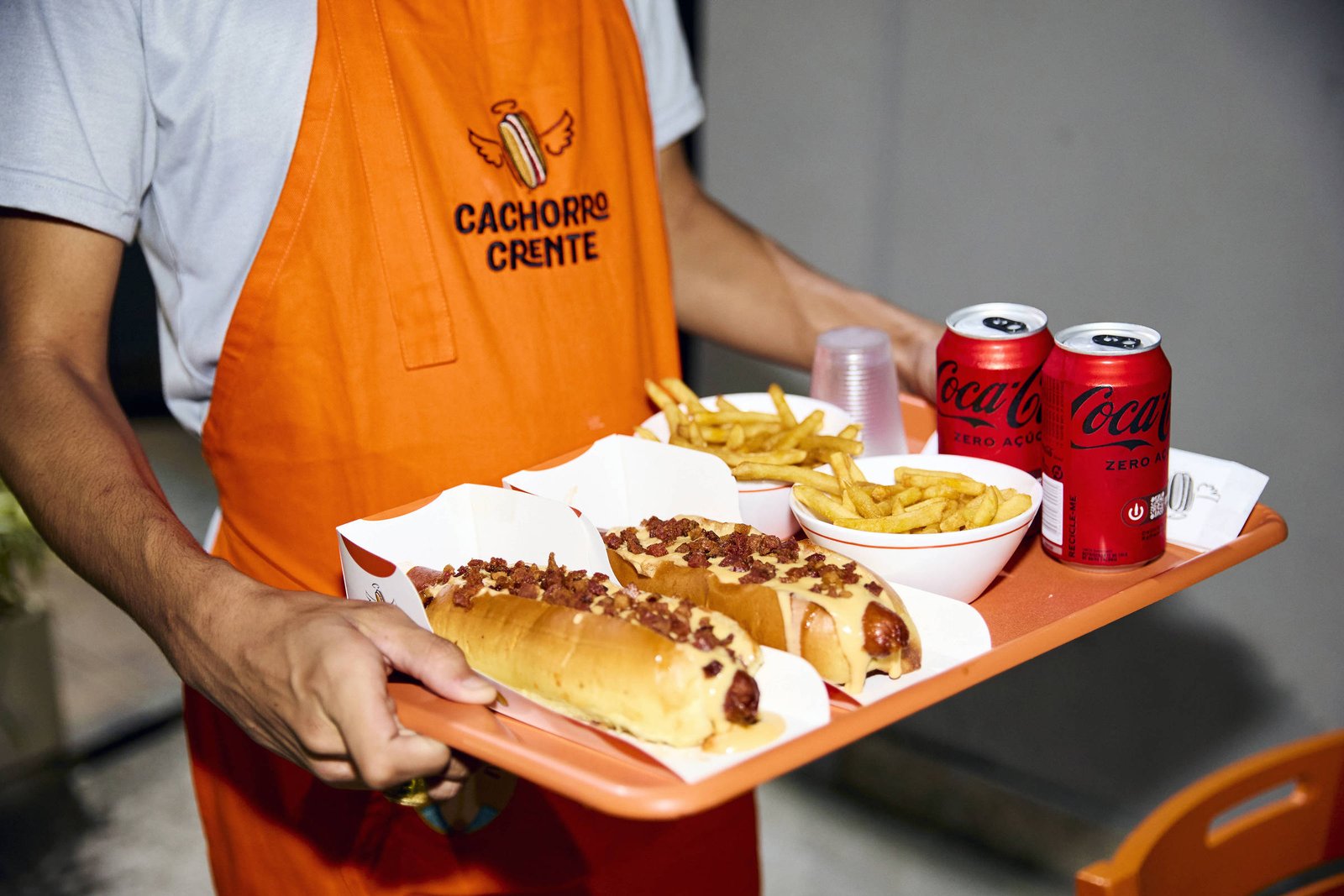 Marcas evangélicas disputam mercado bilionário com inovações como cachorro-quente e sex shop